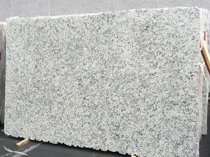 Dallas-White-Granite-Slab-for-Kitchen-Countertop.webp(001)