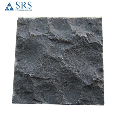 Musta kivikuutio musta basaltti ajotiellä